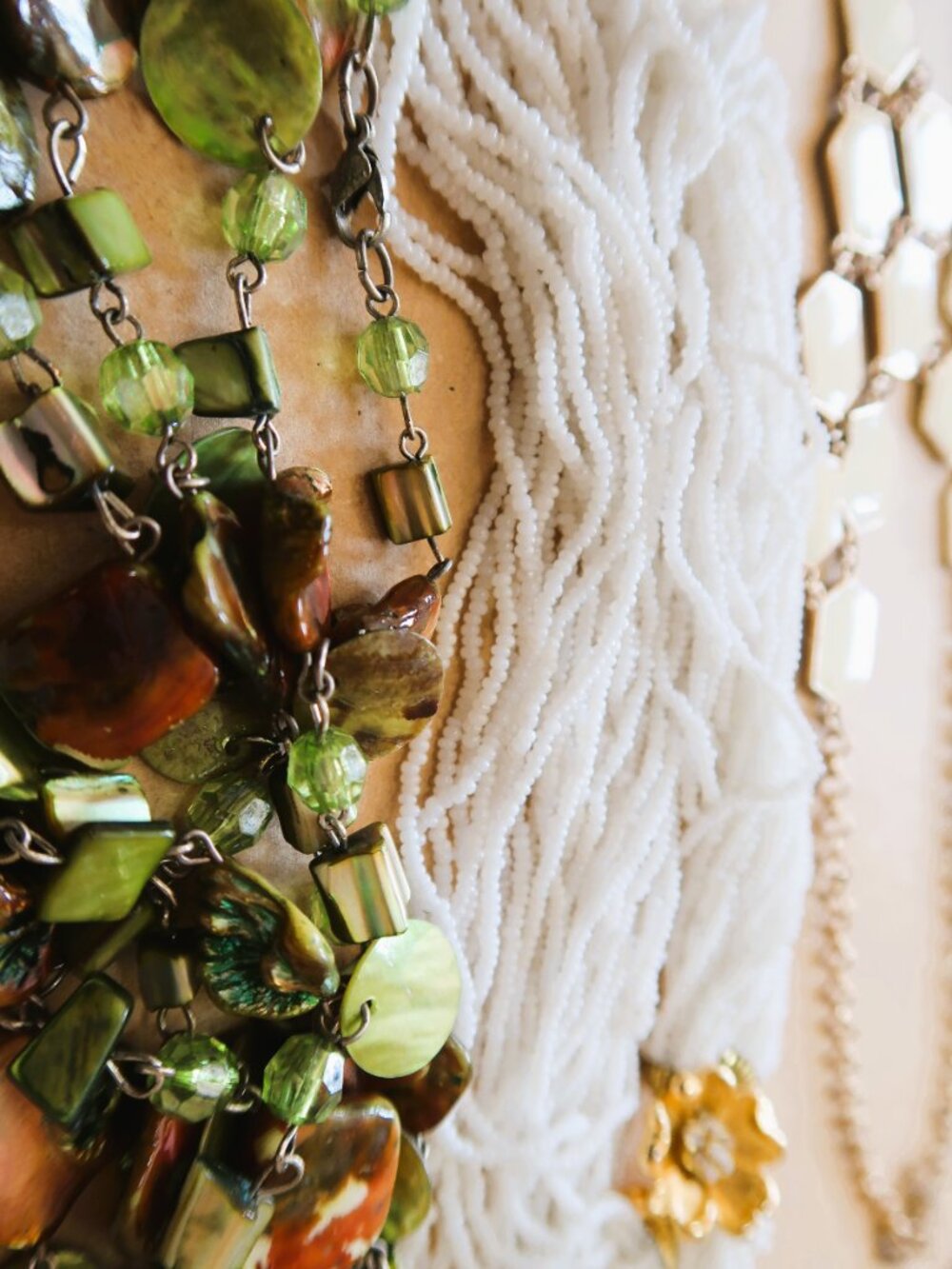 Bundle of 9 Vintage Necklaces Carved Jade-like Hibiscus, Ceramic, Hexagon Chain - Picture 6 of 15